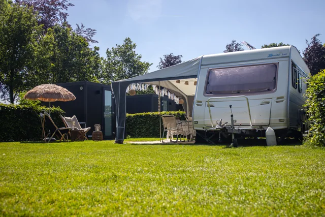 Caravan op het groene Hertenveld
