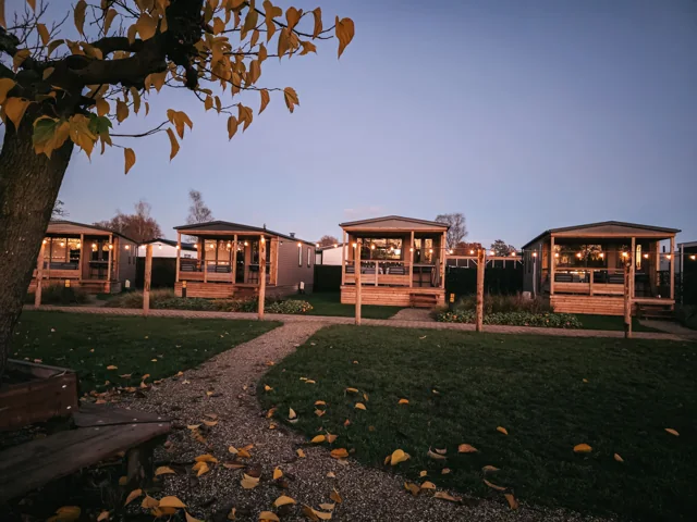 Lodges met overdekt terras in het avondlicht