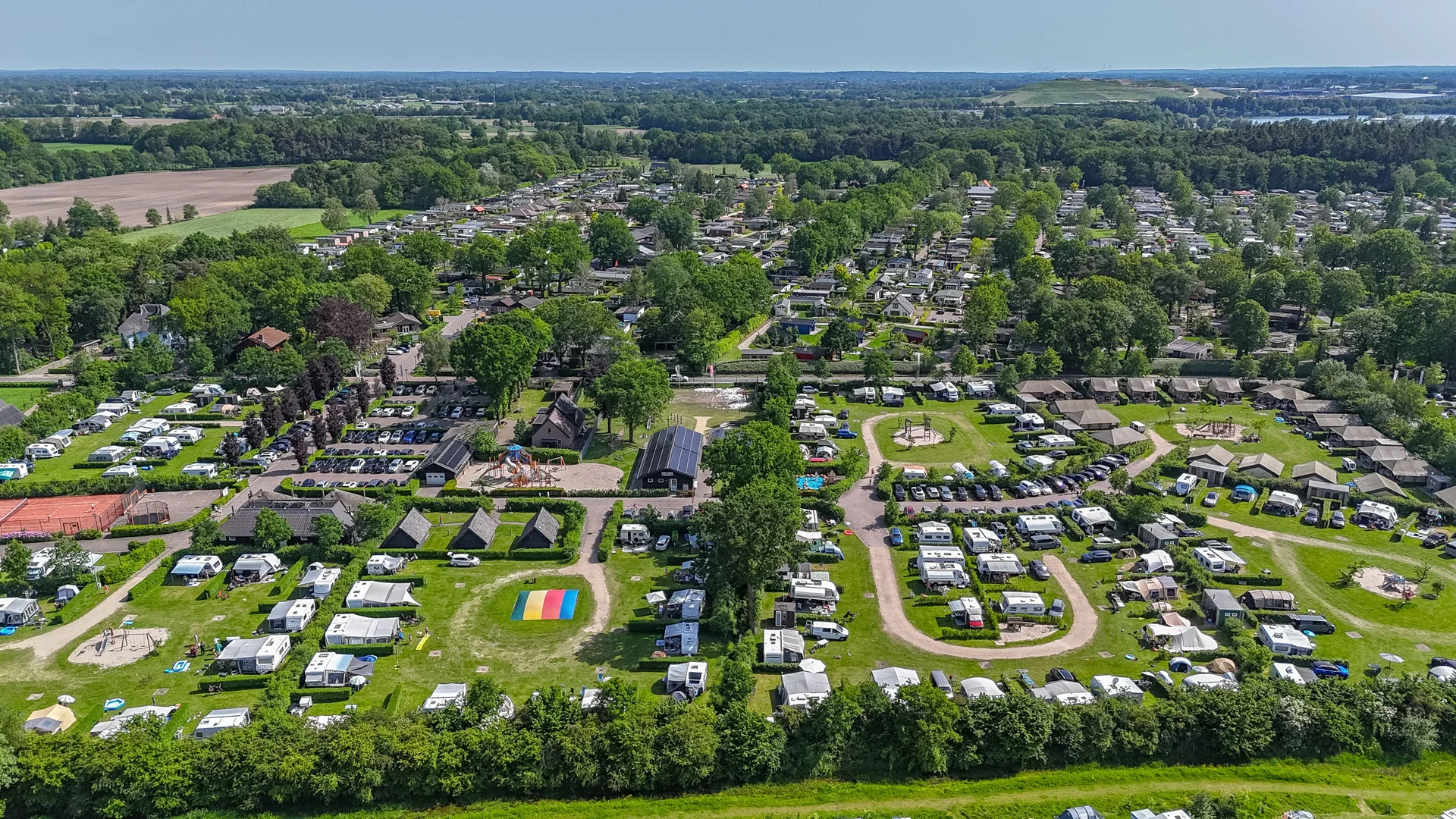 Luchtfoto van de kampeervelden en accommodaties in het groen