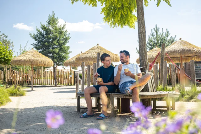 Ontspannen op het terras bij het buitenzwembad