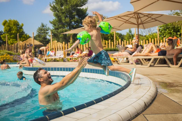 Waterpret met het gezin in het buitenzwembad — Recreatiepark De Boshoek