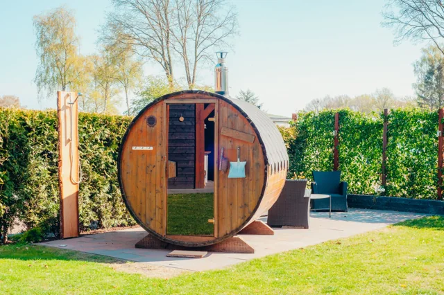 Houten privésauna bij een wellnessaccommodatie