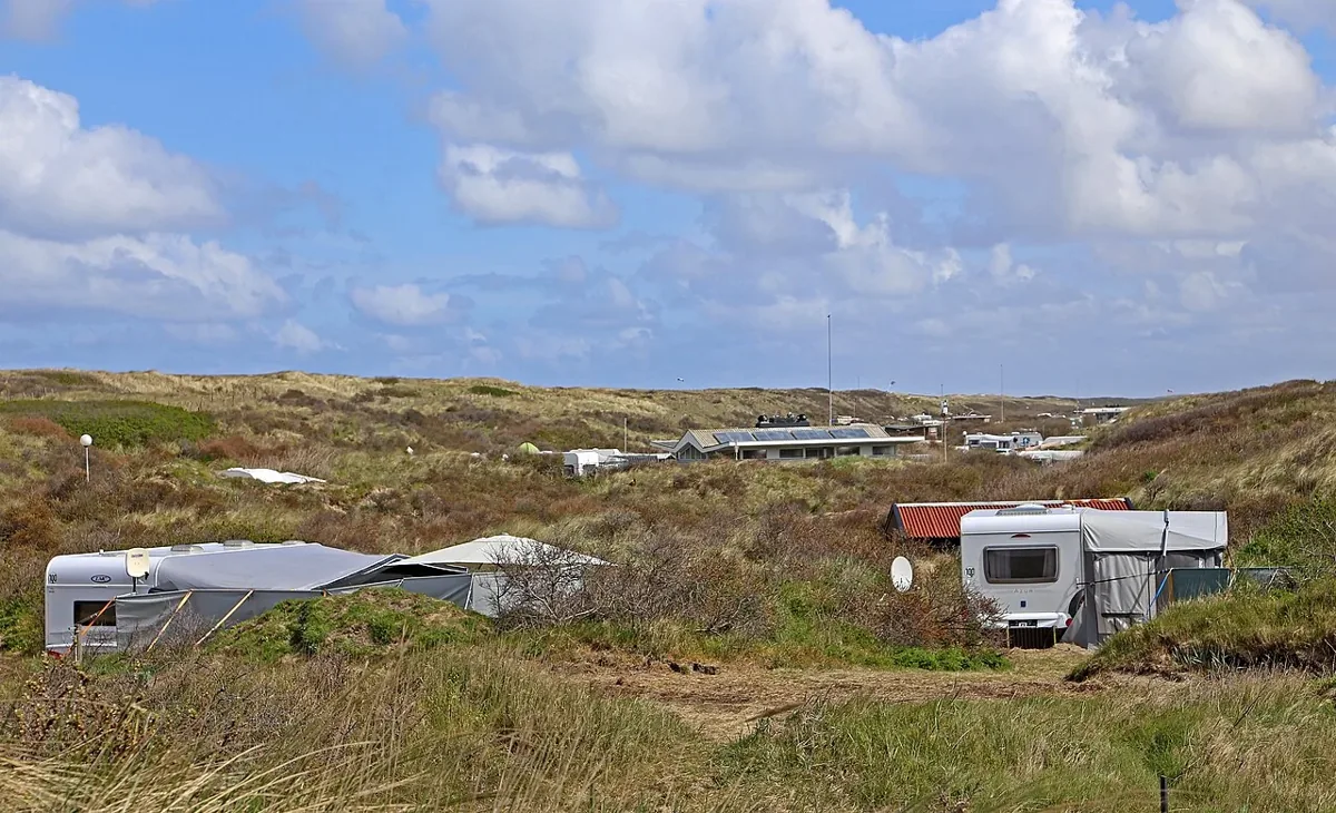 Caravans tussen de duinen bij camping De Koog op Texel