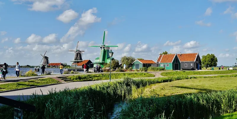 Molens bij de Zaanse Schans in Noord-Holland