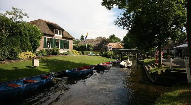 Een gracht met boten en bruggetjes in Giethoorn, Overijssel