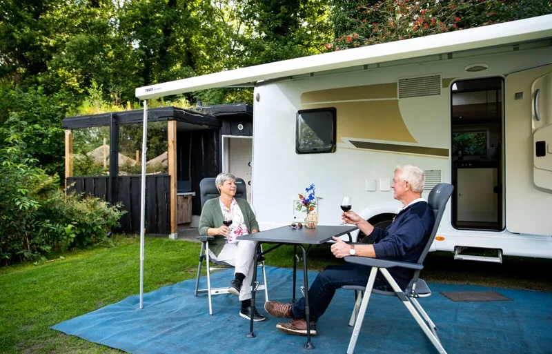 Foto uit het officiële partneraanbod van De Norgerberg: Comfortplaats met privé sanitair en buitenkeuken