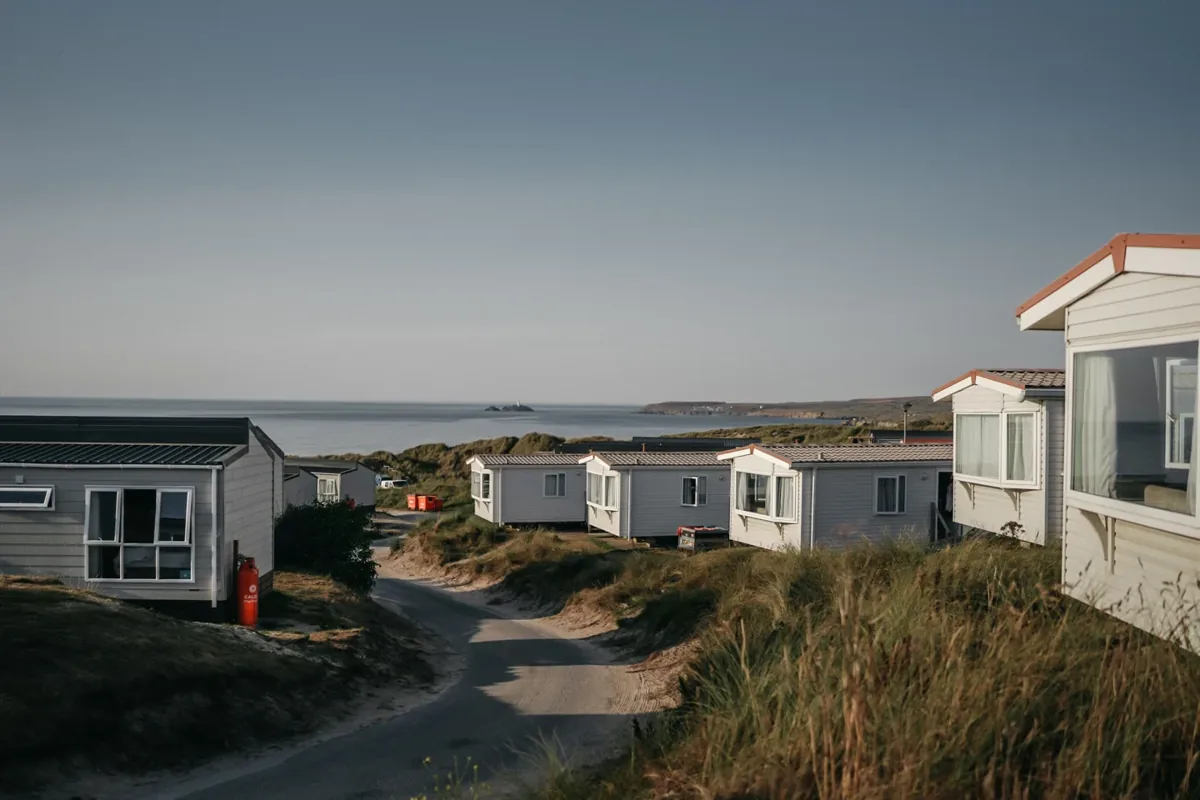 Stacaravans op vaste plaatsen aan de kust