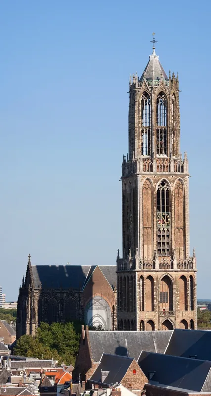 De Domtoren boven de binnenstad van Utrecht