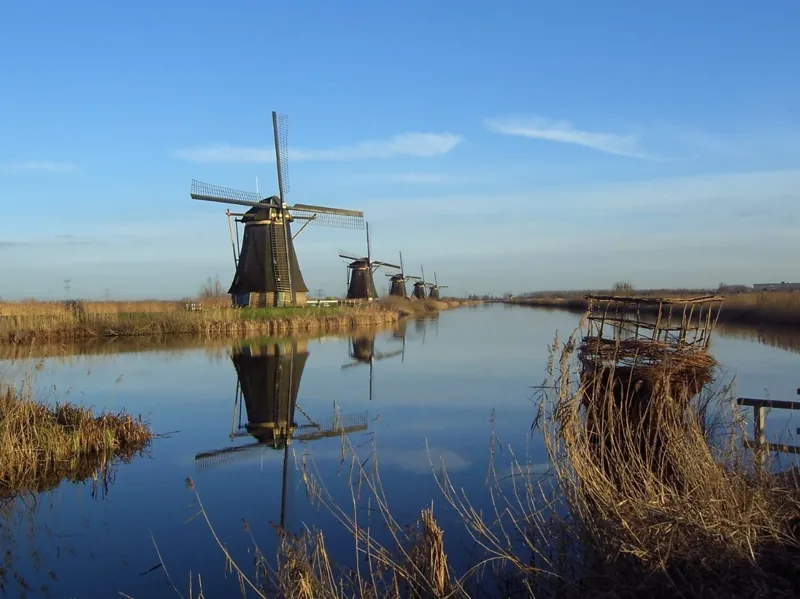 Een molen bij het water in Kinderdijk, Zuid-Holland