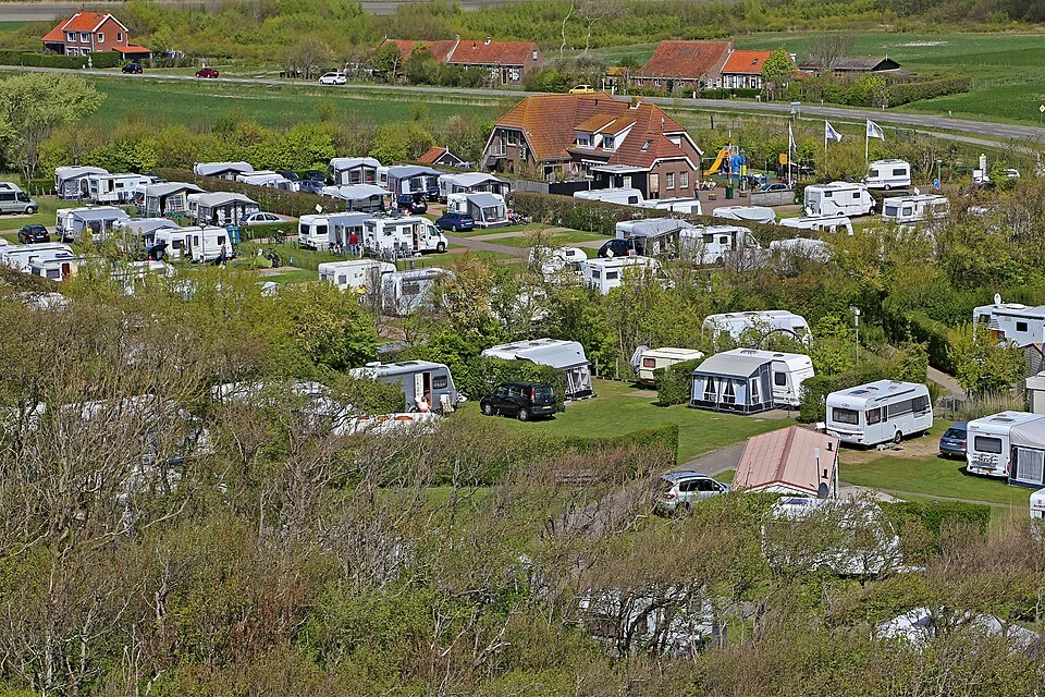 Kampeerplaatsen tussen de groene duinen bij Zoutelande in Zeeland