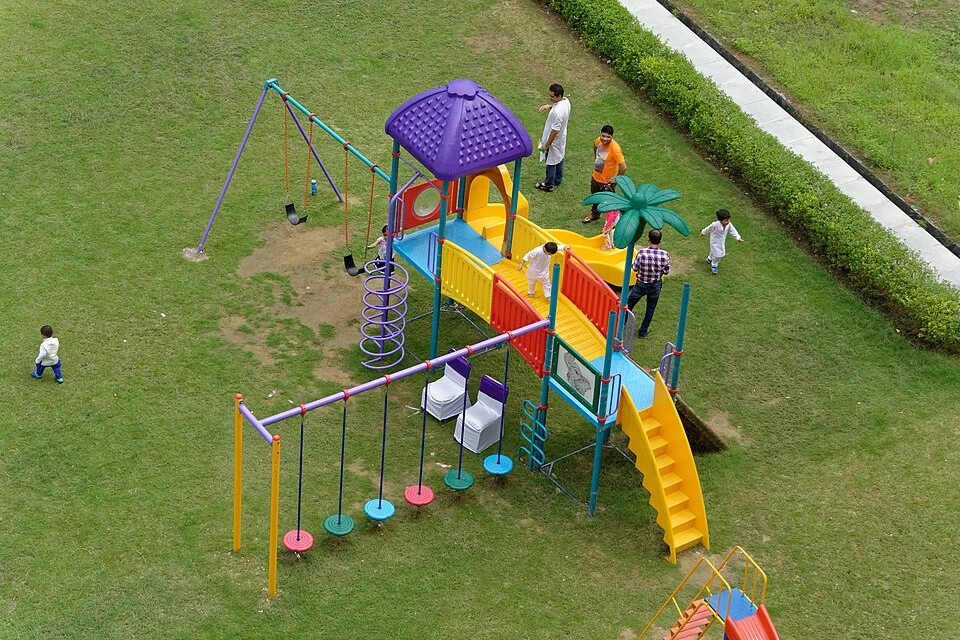 Kinderen spelen samen buiten bij een kleurrijk speeltoestel