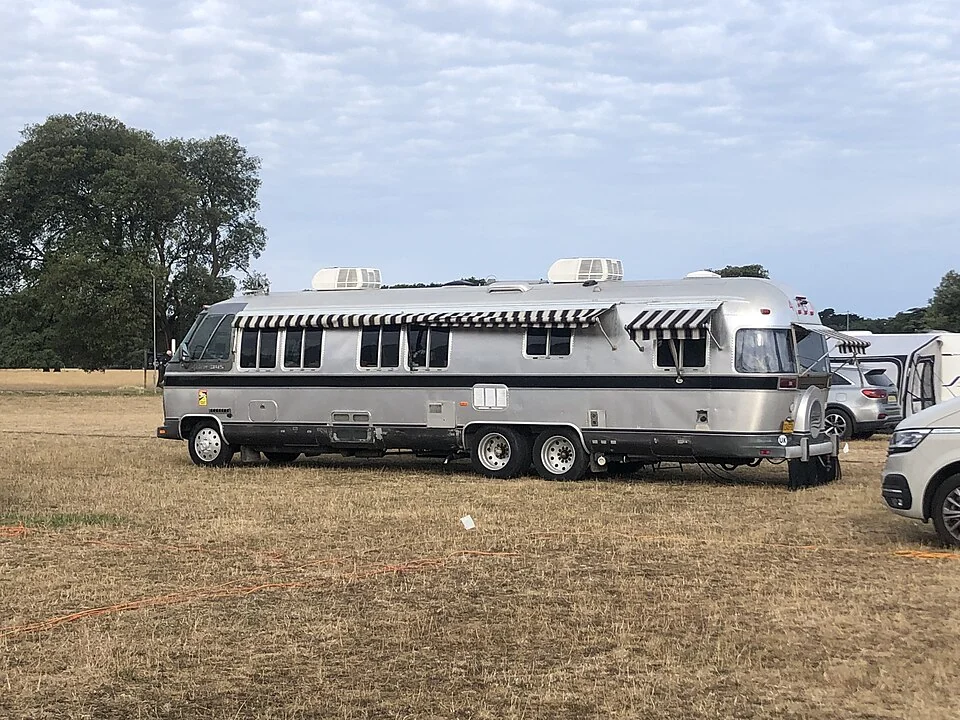 Een grote camper op een kampeerterrein