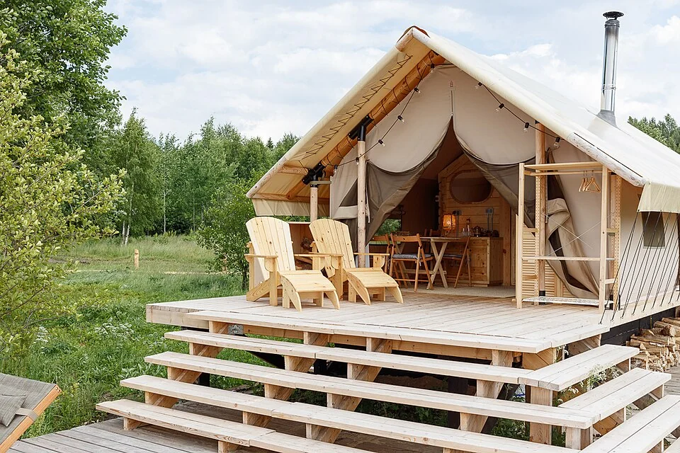 Een ingerichte safaritent met houten terras in Novo-Okatovo