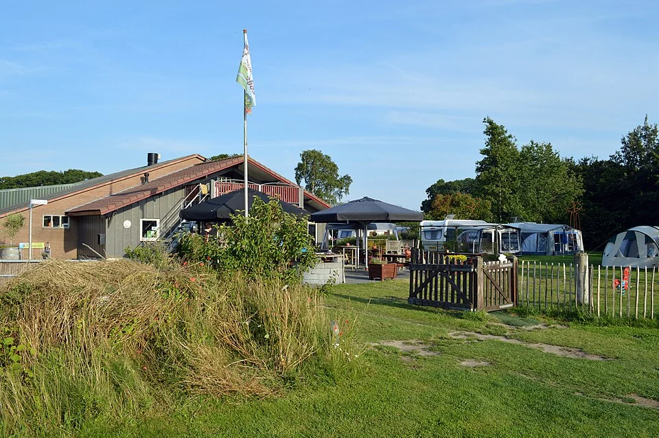 Buitenterras bij camping en theeschenkerij ’t Oegenbos in Voorst