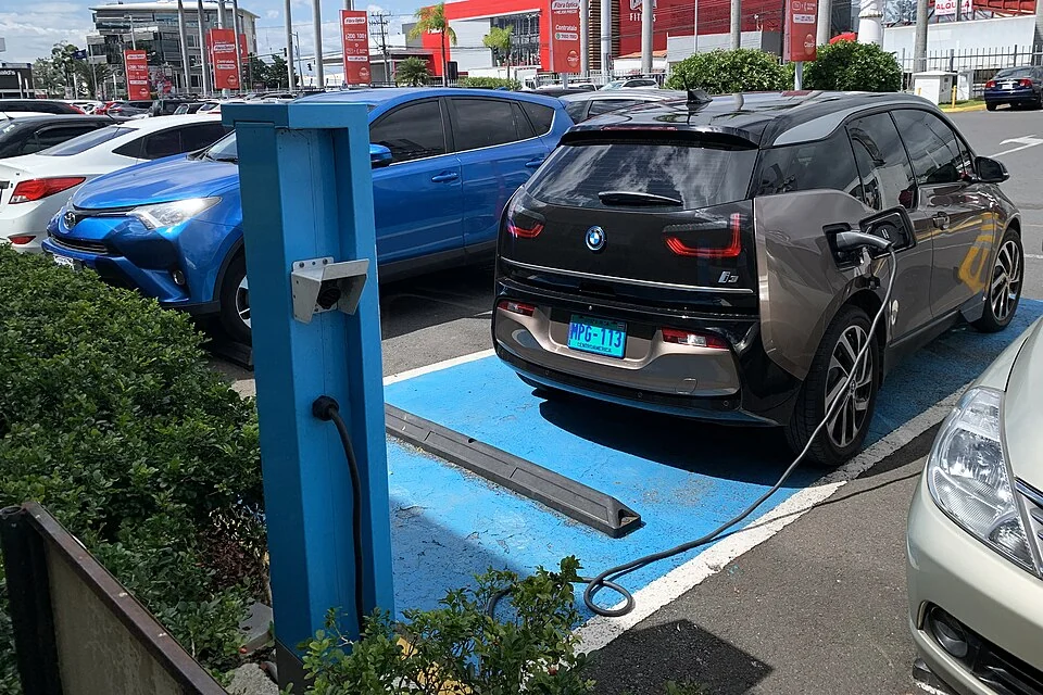 Een elektrische auto aan een openbaar laadpunt