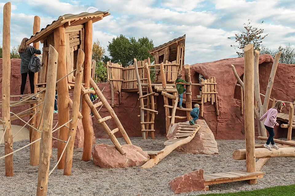 Houten klimtoestellen in de speeltuin van Deidesheim