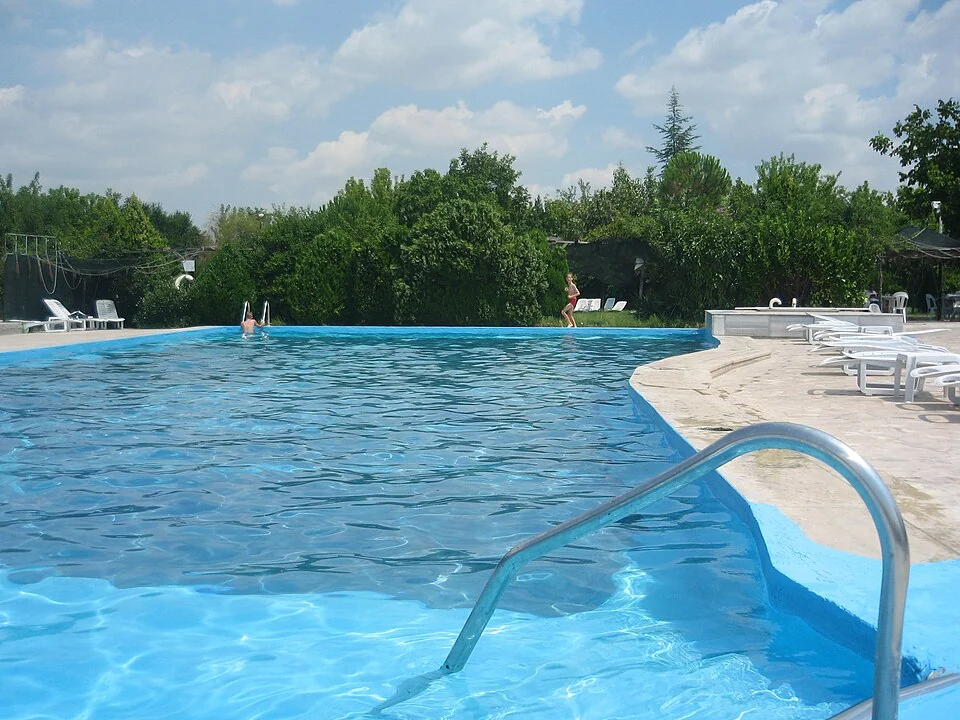 Het buitenzwembad van camping Ömür