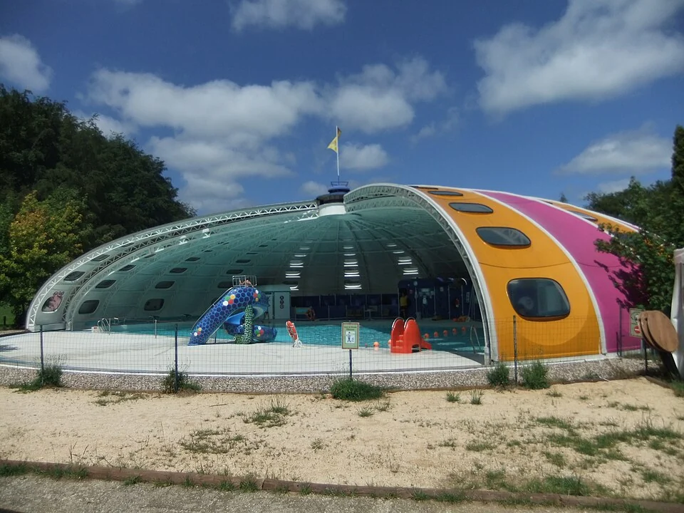 Het kleurrijke overdekte zwembad van camping Birkelt