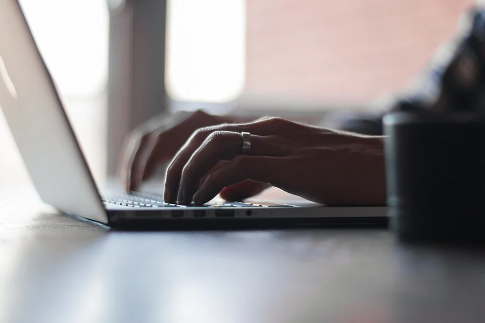 Gegevens controleren en invoeren op een laptop