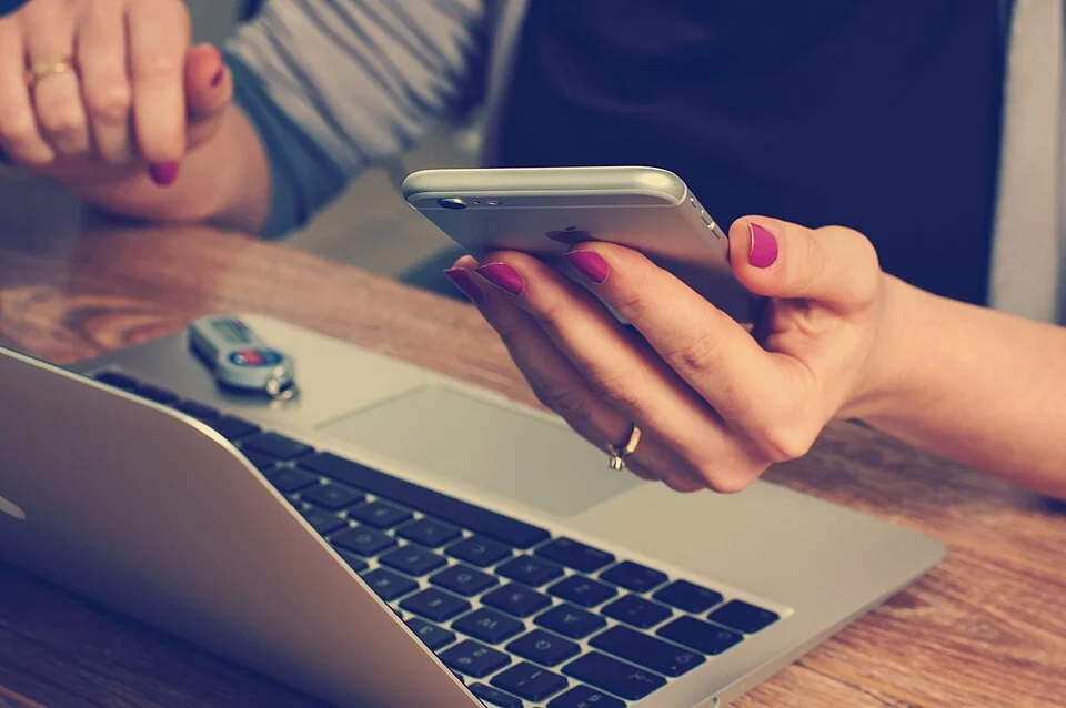 Samen informatie bekijken op een telefoon naast een laptop
