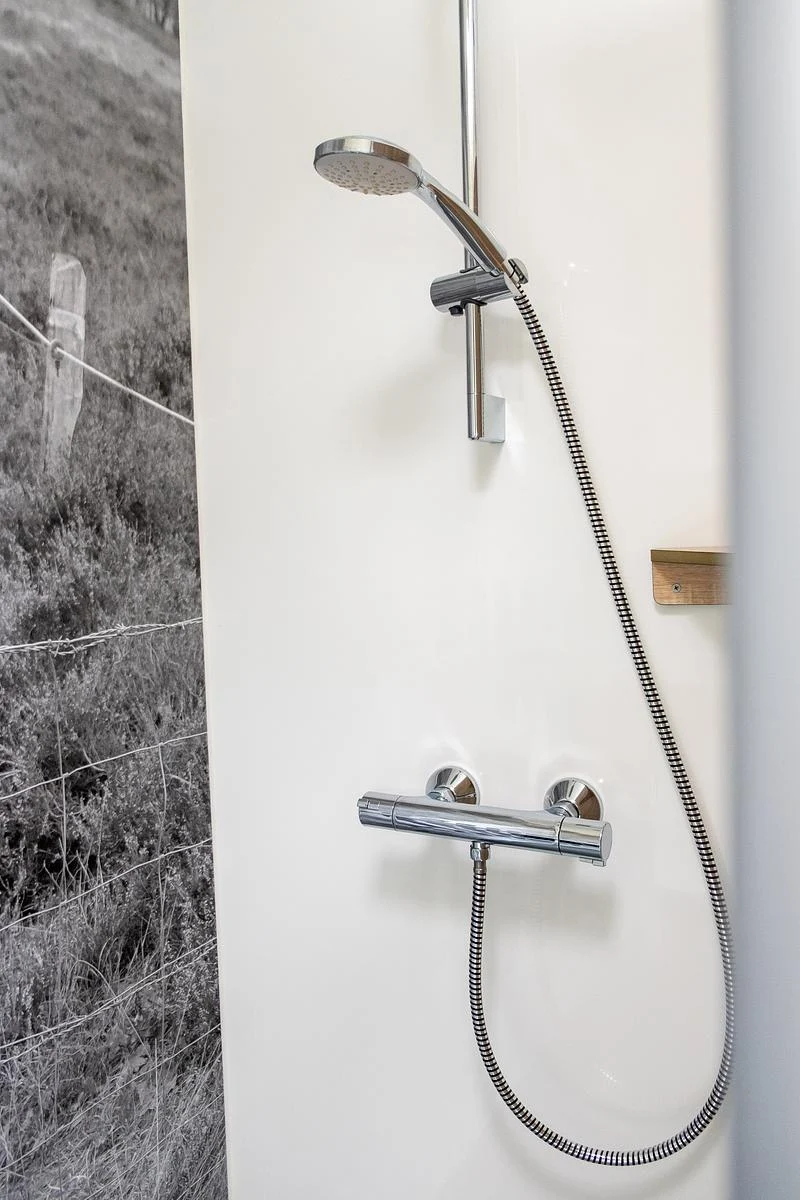 Douche in de eigen sanitairunit bij De Witte Berg