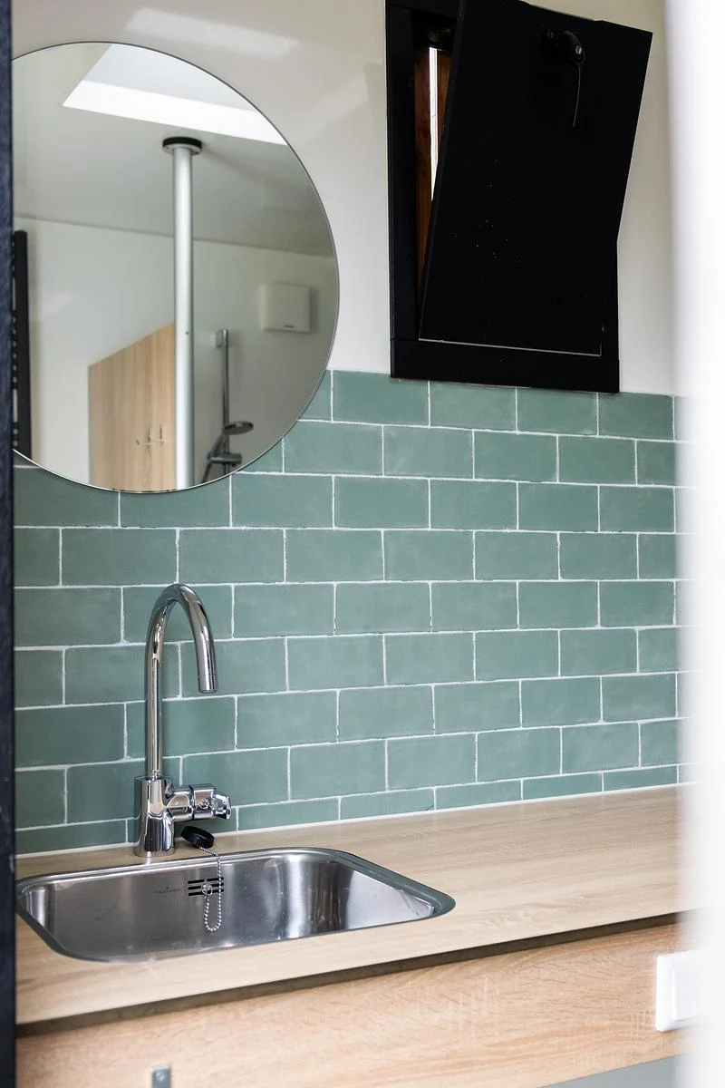 Eigen wastafel en spiegel bij De Witte Berg