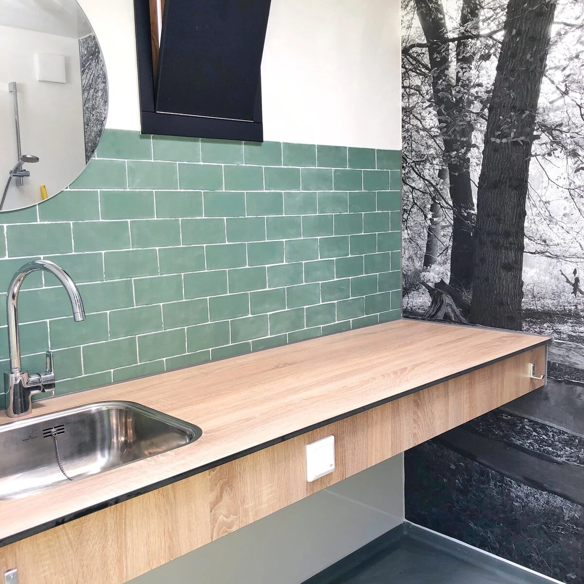 Wastafel en spiegel in het privé sanitair bij De Witte Berg