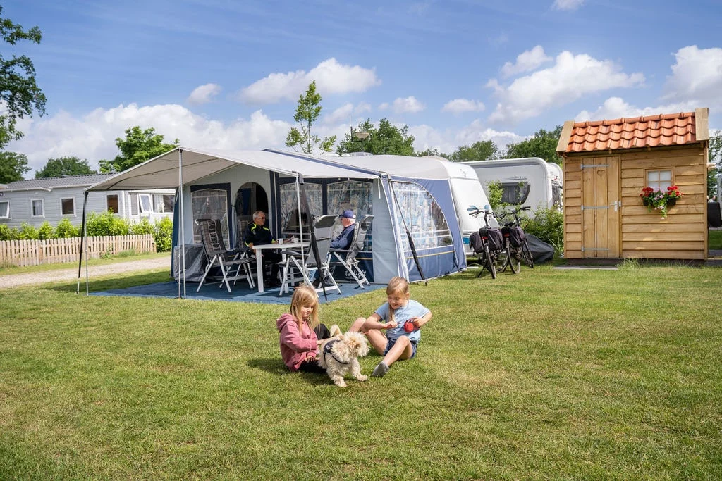 Kamperen op een groen veld bij Recreatiepark Goorzicht in Aalten